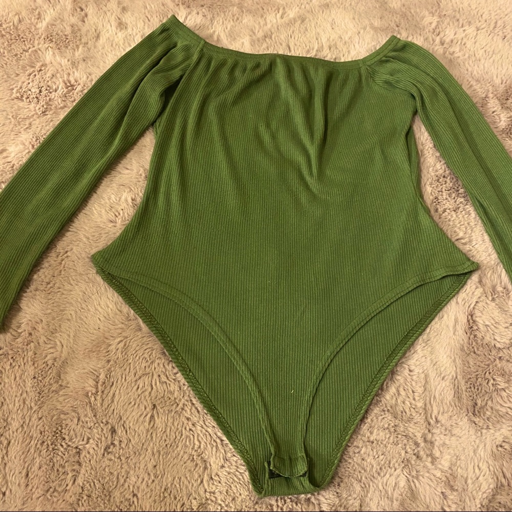 BOOHOO Ribbed Green Off Shoulder Body Suit